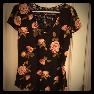 Strechy floral print shirt.